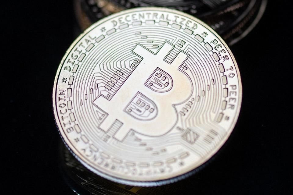 Bitcoin llegó a perder más de 500 mil mdd de valor en la sesión.