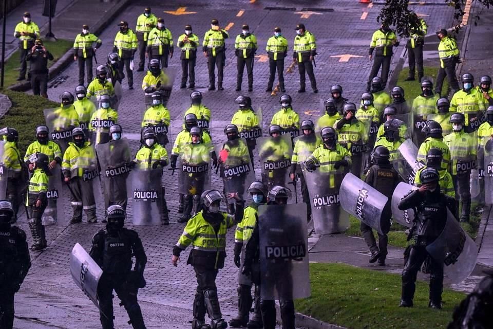 La Policía de Colombia enfrenta 47 investigaciones por presunto uso excesivo de la fuerza en protestas contra Gobierno que suman 24 muertes.