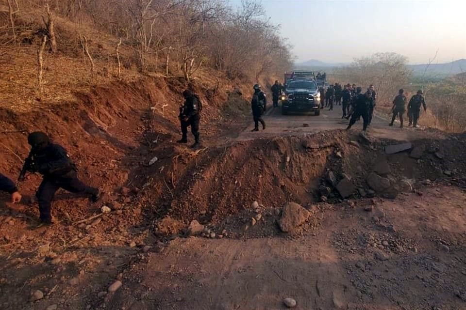 Autoridades policiacas rellenaron la vía esta mañana.