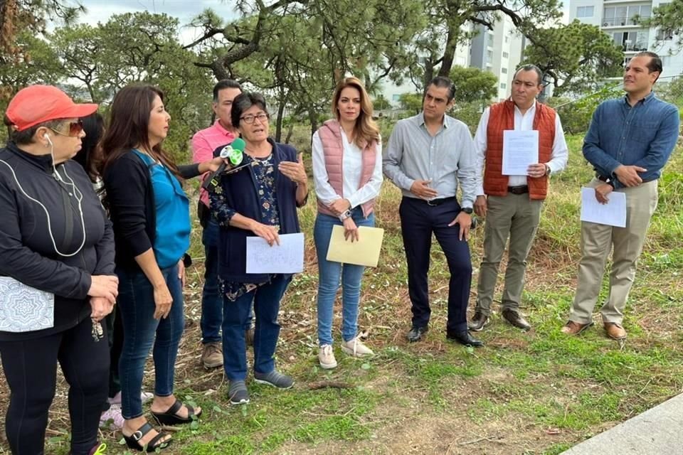 Vecinos y la diputada federal del PRI, Laura Haro, anunciaron acciones penales para proteger el bosque El Nixticuil.