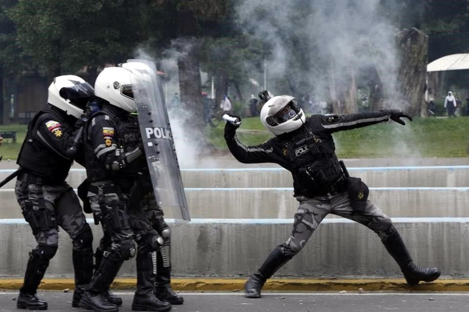 La Policía lanzó gas lacrimógeno contra los manifestantes.