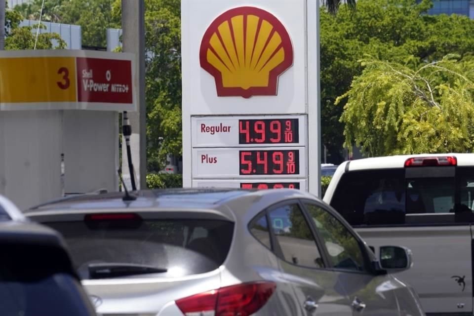 Los estadounidenses pagan un promedio de 5 dólares por galón para llenar el tanque de sus autos, frente a los 3 dólares de hace un año.