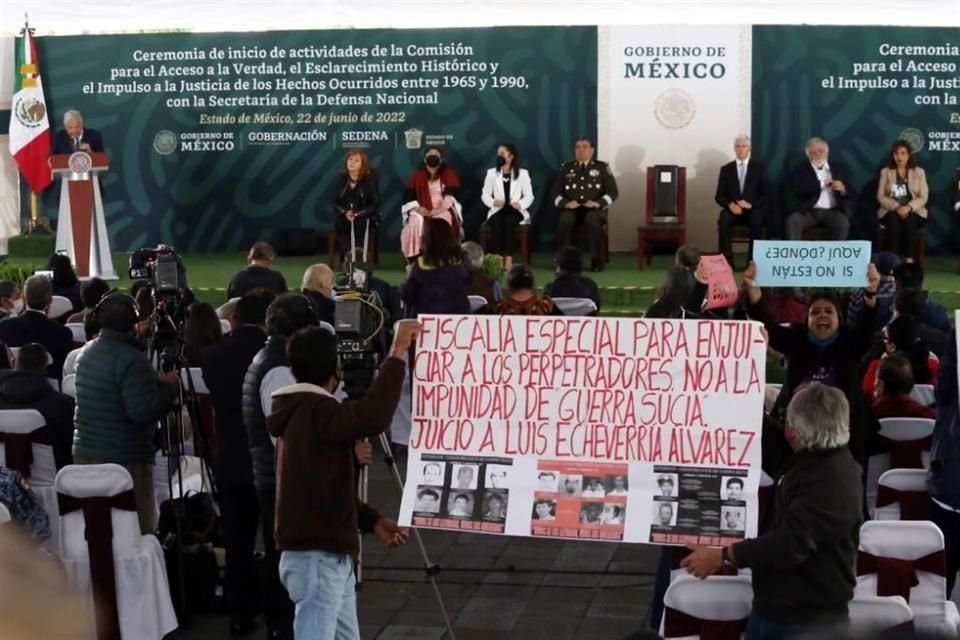 Familiares desplegaron esta pancarta para exigir justicia por la 'Guerra Sucia' durante acto del Gobierno federal, en junio pasado.