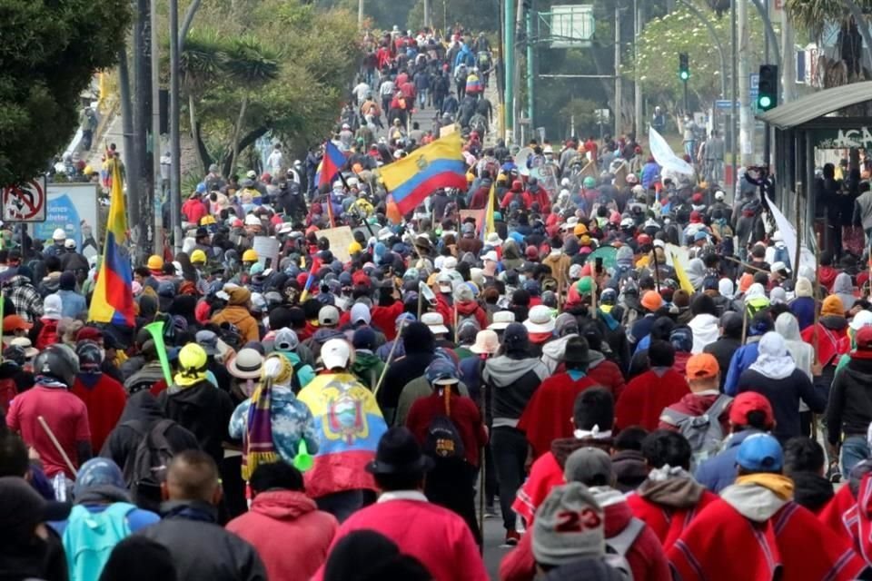 Indígenas marchan hacia la Universidad Central de Ecuador, en Quito, este miércoles.