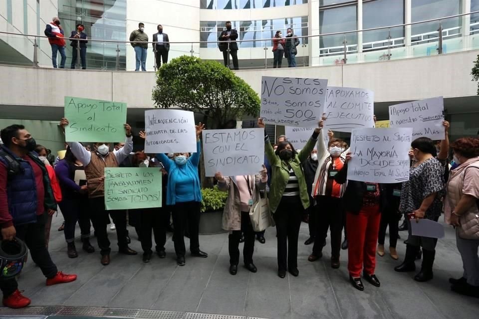 Inconformes en el Patio del Federalismo de la Cámara alta.