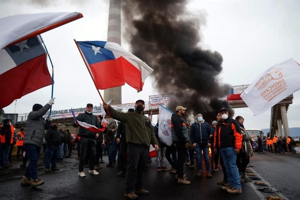 Mineros chilenos bloquean caminos como parte de las protestas para exigir la reapertura de la Fundidora Ventanas.