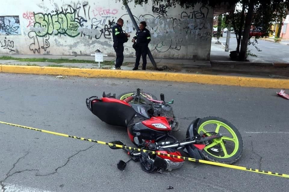 Tras perder control de motocicleta, un hombre y una mujer fallecieron en Periférico Río de los Remedios, Colonia Valle de Aragón.