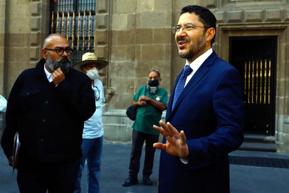 El Secretario de Gobierno de Ciudad de México, Martí Batres, informó que dio positivo a Covid-19 tras experimentar síntomas de enfermedad.