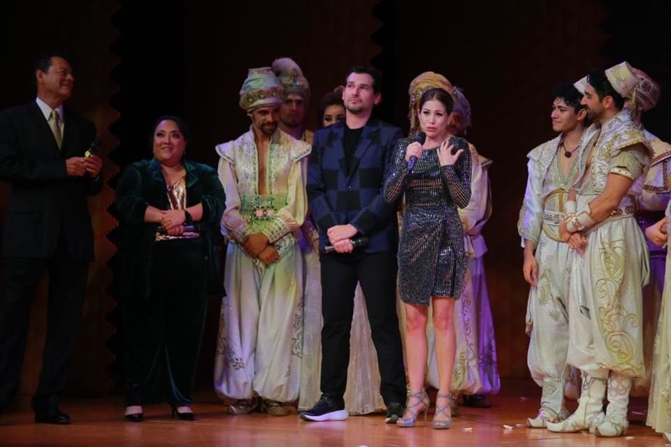 Para celebrar los 25 años de Ocesa Teatro, Bianca Marroquín, Michelle Rodríguez y Alan Estrada develaron una placa conmemorativa.