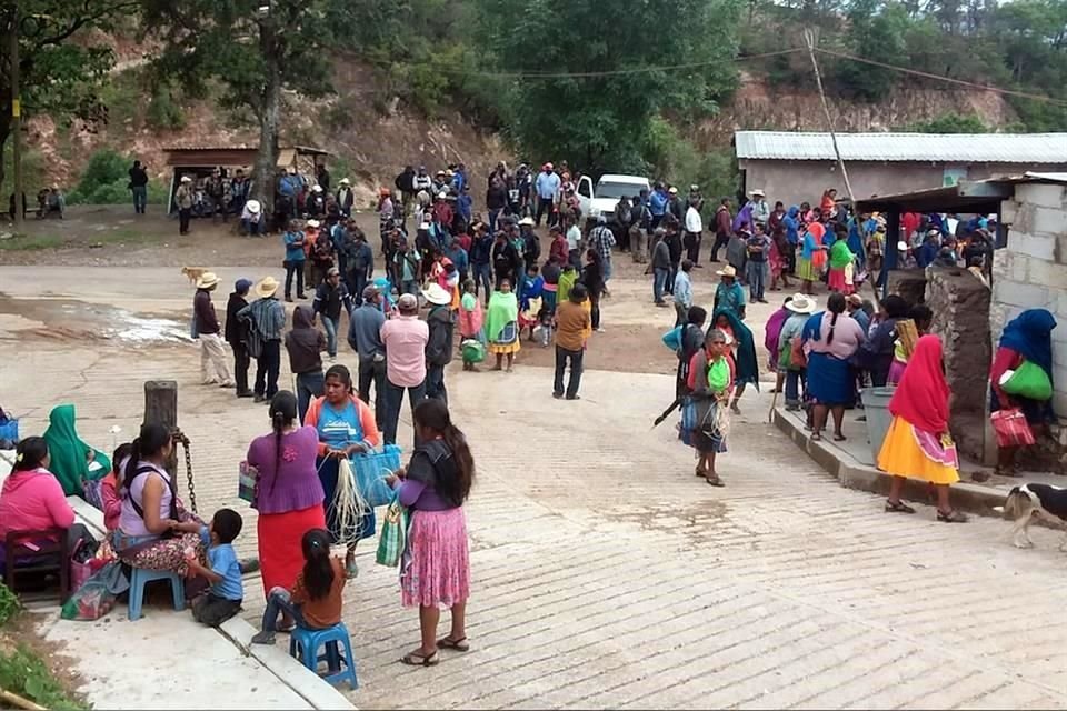 Mujeres, niños y policías comunitarios se apostaron en la carretera Chilapa-José Joaquín Herrera para demandar detención de Los Ardillos.