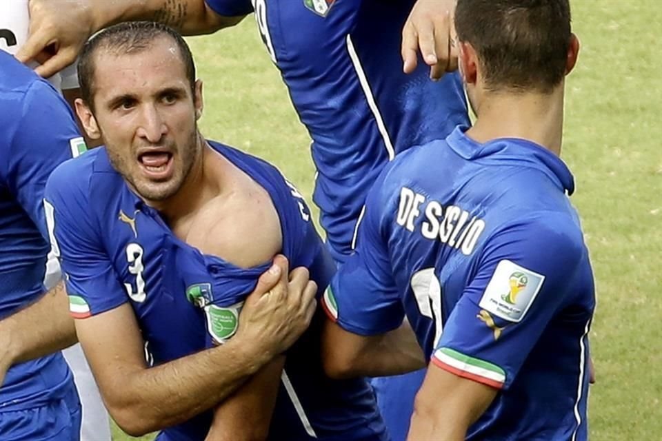 Por más que Giorgio Chiellini mostraba lo hecho por el uruguayo, el central Marco Antonio Rodríguez no sancionó con tarjeta.