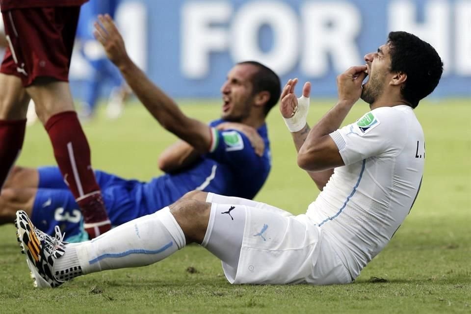 Mientras que Chiellini se quejaba de la mortida, Suárez se dolía de un golpe del italiano.