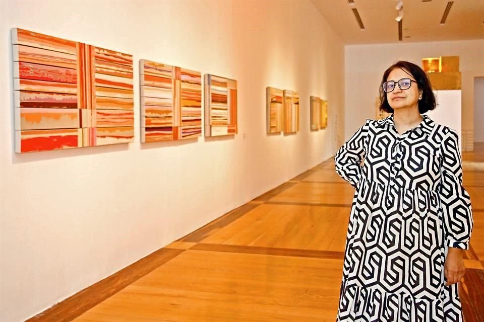 Sofía Táboas y su obra que integra 'Gama térmica'.