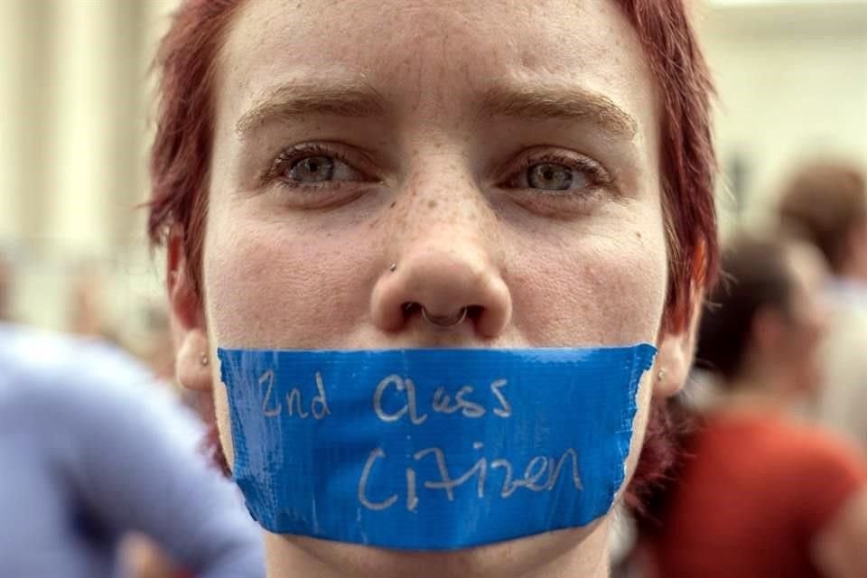 Una activista a favor del aborto protesta en Washington tras el fallo de la Suprema Corte. La joven tiene una cinta en la boca en la que se lee: 'Ciudadana de segunda clase'.