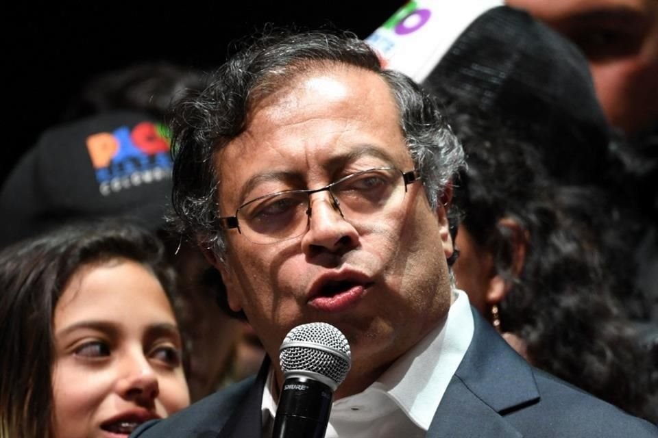 Gustavo Petro habla con sus seguidores en el Movistar Arena de Bogotá tras su victoria.