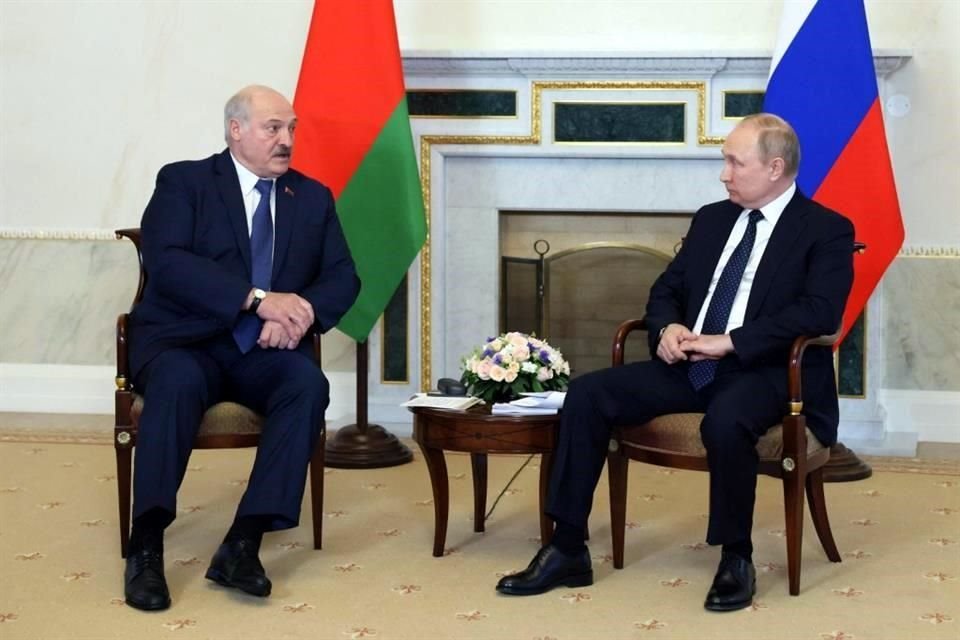 El Presidente Vladimir Putin habla con su homólogo bielorruso, Alexander Lukashenko, durante su reunión en San Petersburgo.