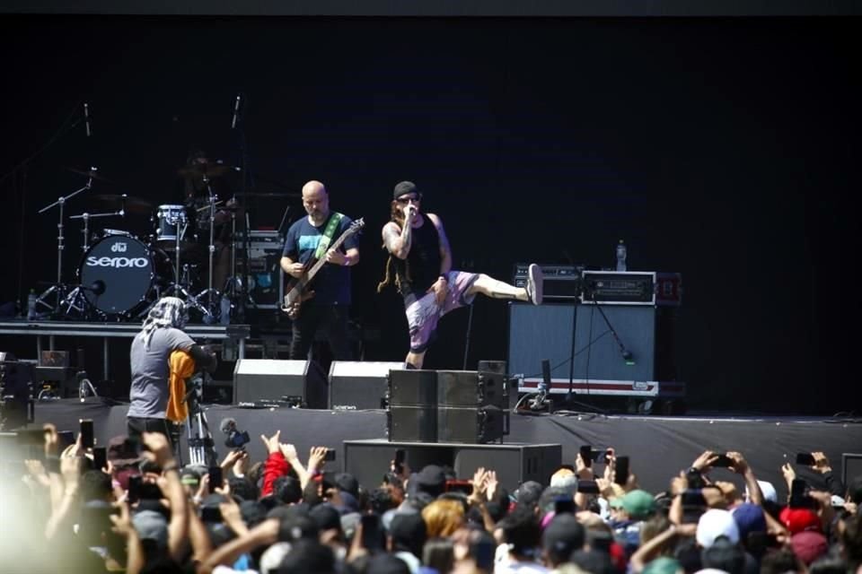 Desde el escenario Rock, Genitallica hizo gala de su propuesta musical ante la algarabía de la raza.