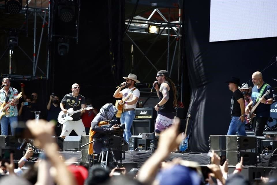 Además tuvieron invitaron a cantar con ellos a sus compadres de La Leyenda.