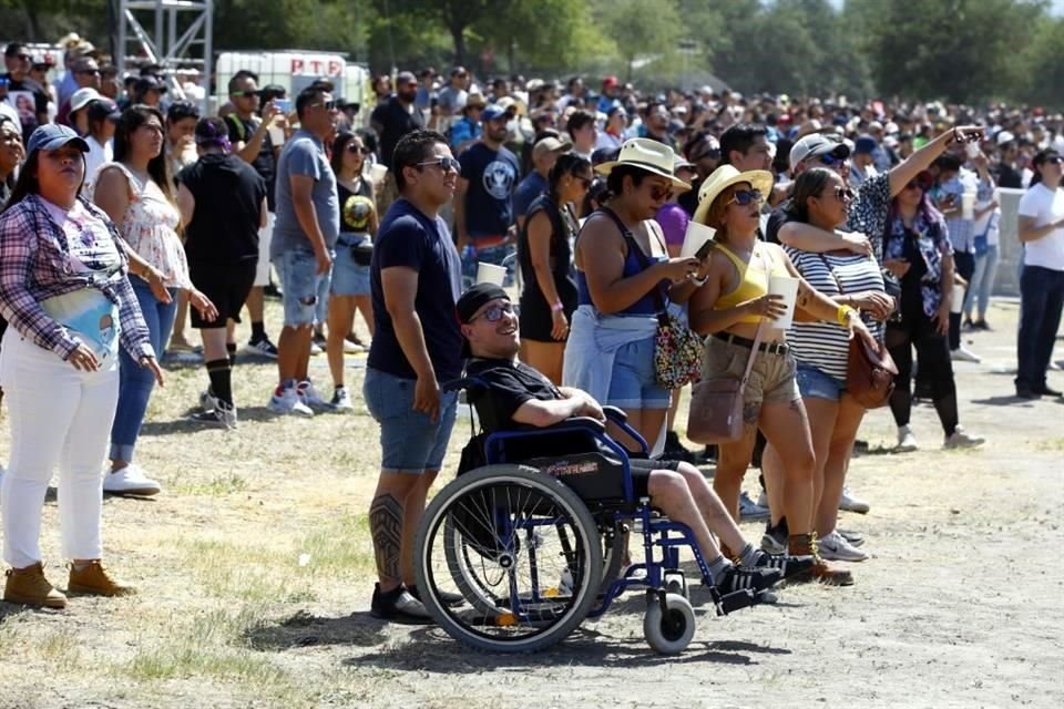 Bajo el ardiente sol que elevó la temperatura en el cielo regio, el rock irreverente de Genitallica marcó el arranque del Machaca Fest.