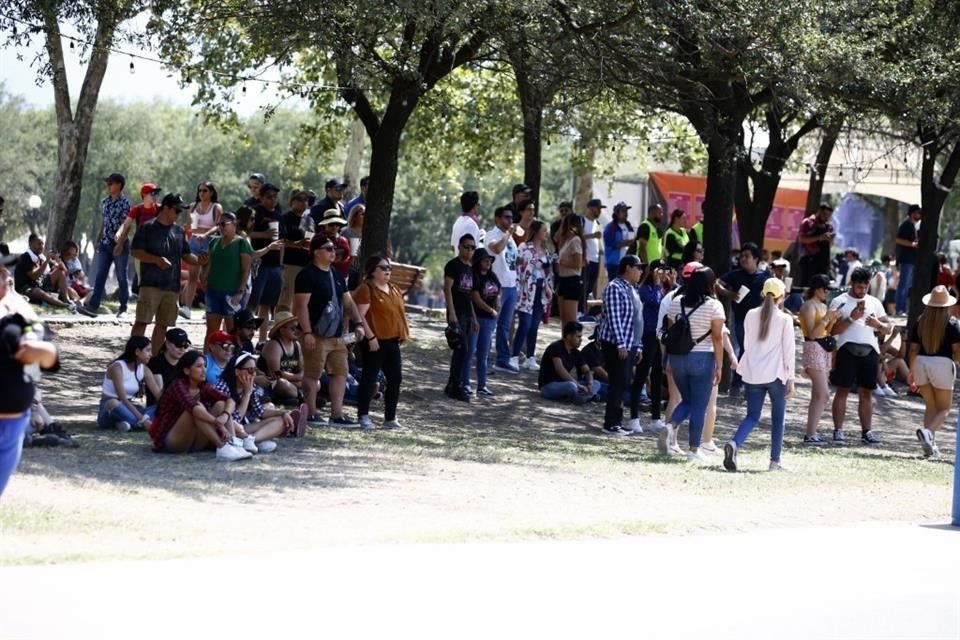 Los árboles del parque a esta hora del día son los más buscados por el público que intenta protegerse de los rayos del sol para disfrutar de la música.