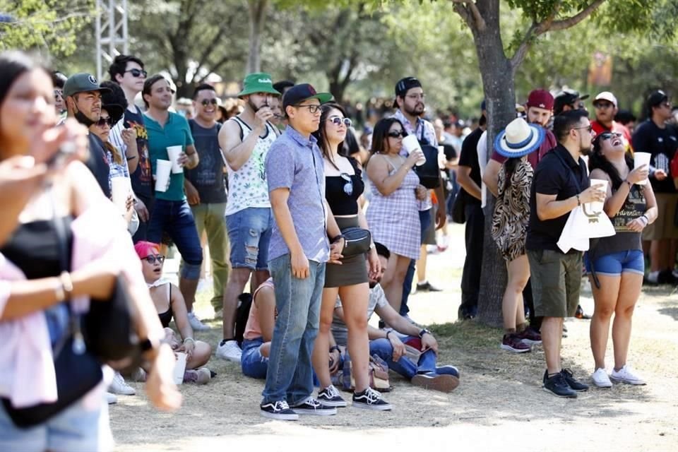 Los árboles del parque a esta hora del día son los más buscados por el público que intenta protegerse de los rayos del sol para disfrutar de la música.
