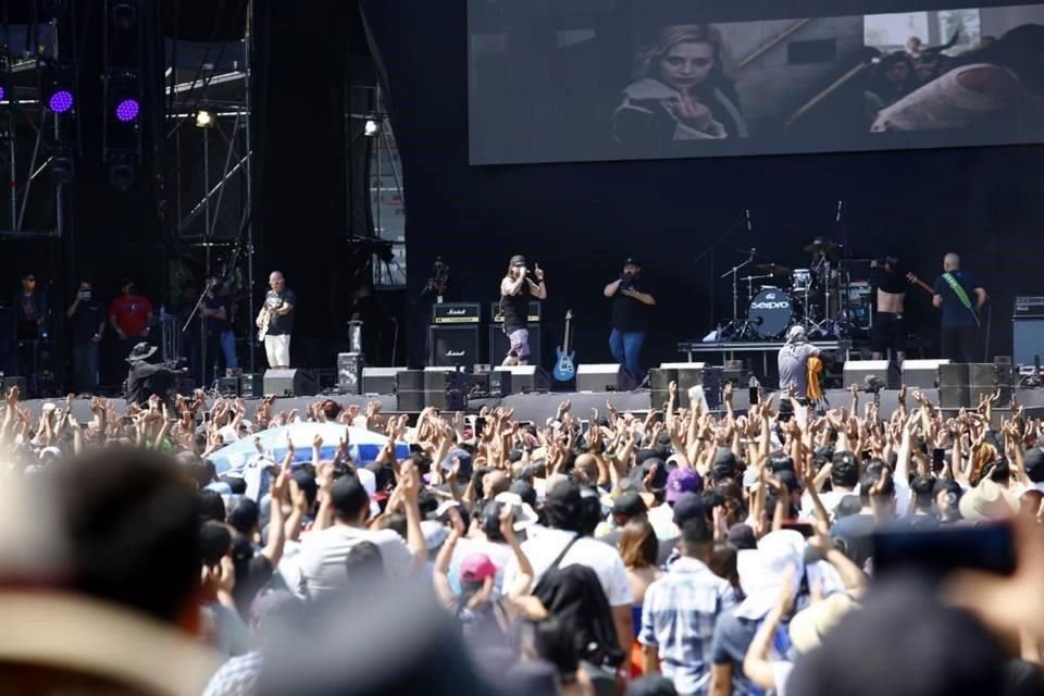 Desde el escenario Rock, Genitallica hizo gala de su propuesta musical ante la algarabía de la raza.
