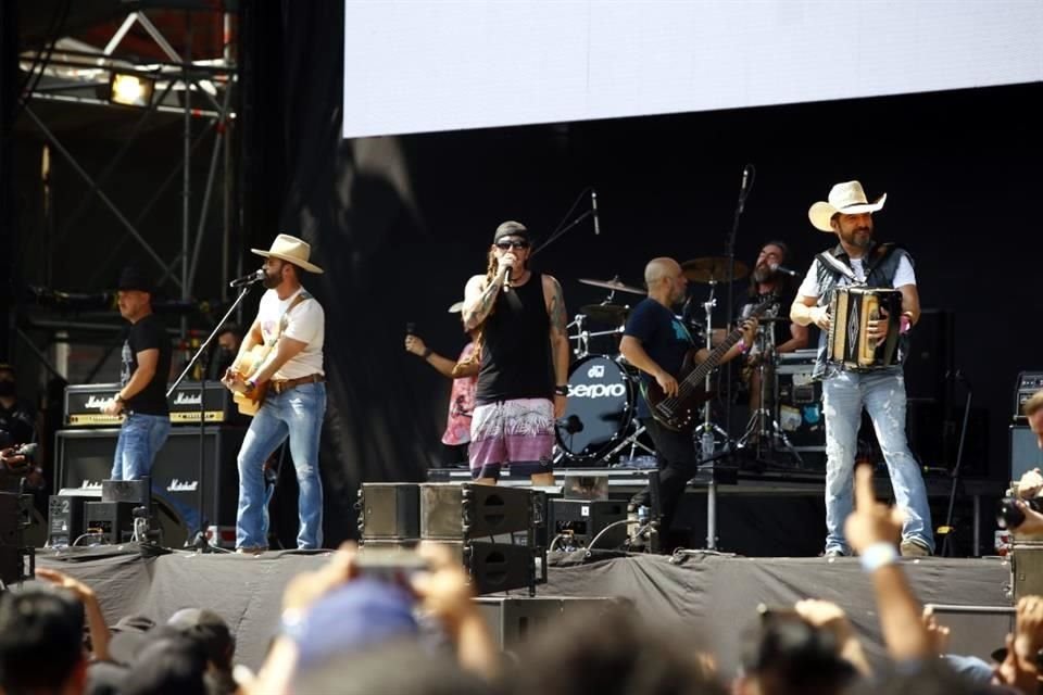 El grupo norteño se unió a la locura de Genitallica para armar un alboroto y juntos cantar 'Con cualquiera'.