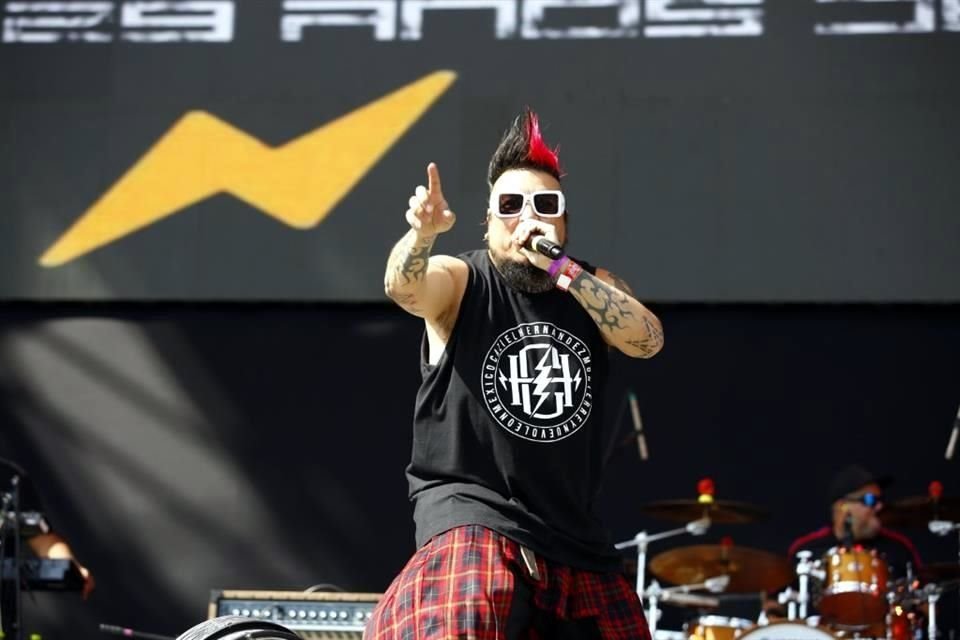 'Por si hay algún despistadillo por ahí, que no sabe que está pasando aquí, queremos decirle que nosotros somos El Gran Silencio y que somos de aquí de Monterrey, Nuevo León', exclamó Cano Hernández.