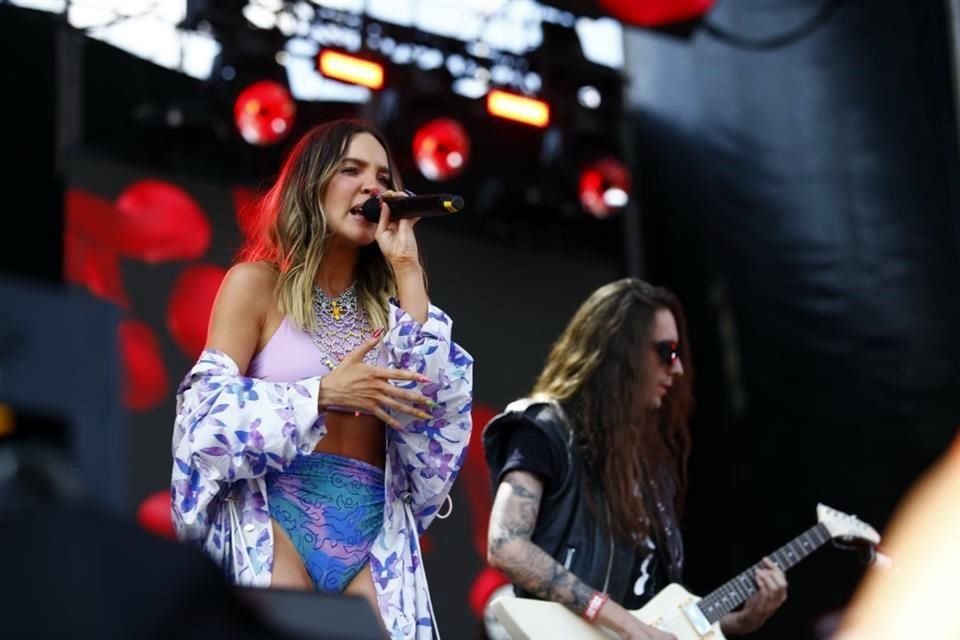 Siguió su show sentada en el escenario un par de minutos mientras cantaba 'Ángel'.