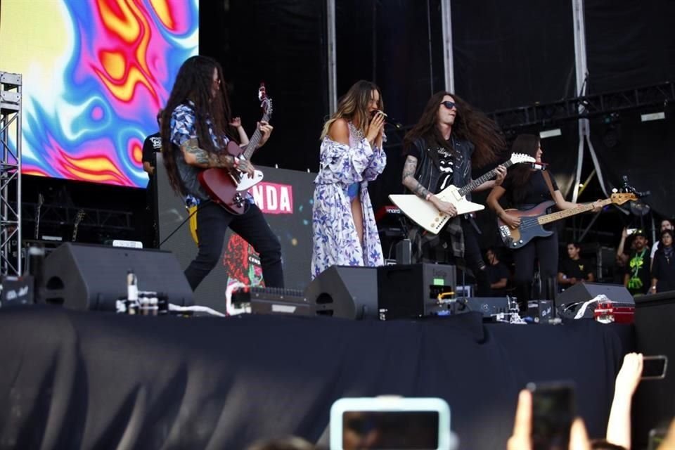 Belinda invitó a Jay de la Cueva, de Moderatto, a cantar con ella 'Muriendo Lento'.