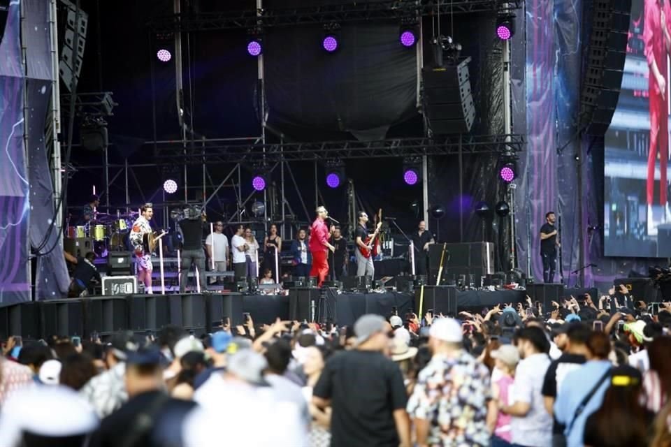 Después de la actuación de Belinda, el trío de Mexicali entró en acción en el escenario contiguo, llamado 'Gemelos', por localizarse uno al lado del otro en el área de las eses.