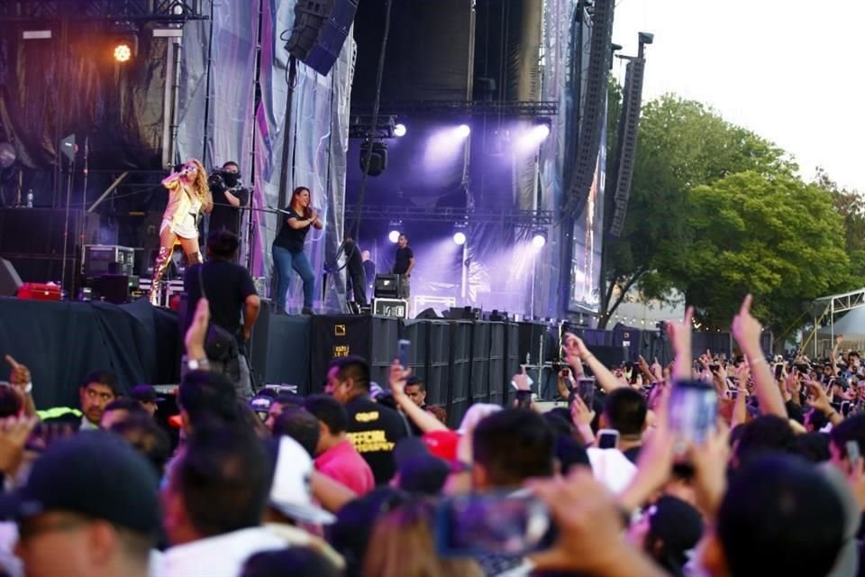 A las 20:00 horas, la ex Timbiriche eclipsó con su brillante presencia y haciendo honor a su mote de 'Chica Dorada', Paulina eligió este color para su vestuario.