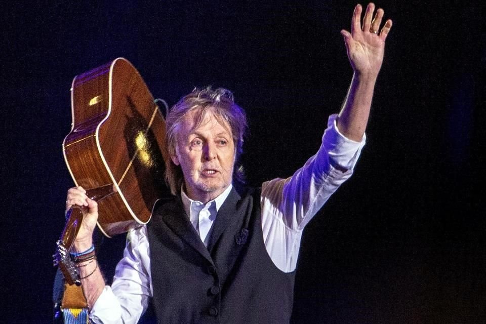 Paul McCartney ondeó la bandera de Ucrania durante su performance en el Festival de Glastonbury, donde interpretó los éxitos de The Beatles.