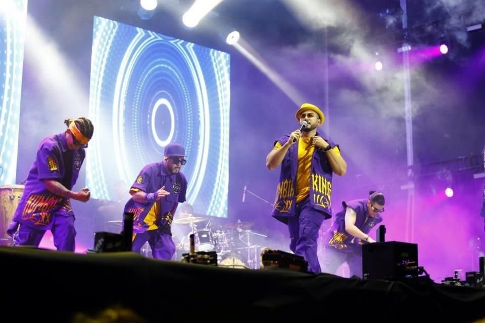 Músicos, vocalistas y bailarines sudaron por la sacudida de cuerpos con su acelerada kumbia en los temas 'No tengo dinero', 'Fuego' y 'Te quiero a ti'.