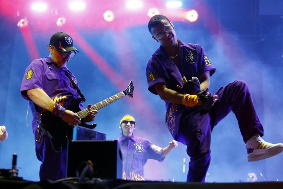 Kumbia Kings aprovechó su show en el Machaca para recordar a la desaparecida Selena Quintanilla a través de sus canciones 'Fotos y Recuerdos' y 'Baila Esta Cumbia'.