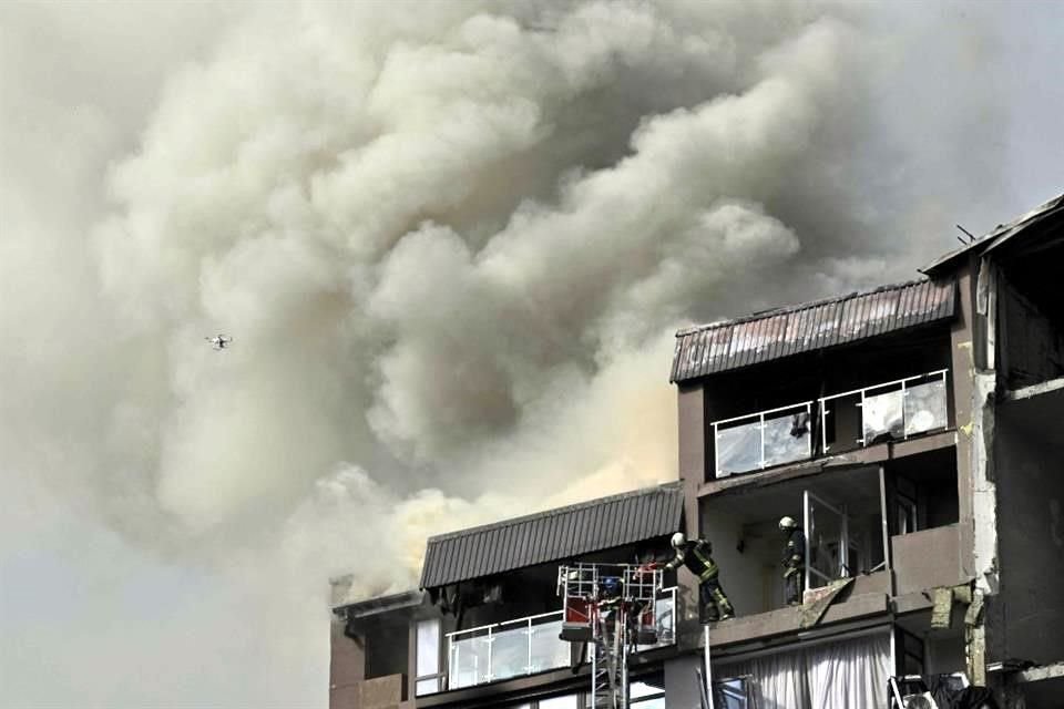 Bomberos trabajan en un edificio dañado por los ataques rusos en la capital de Ucrania, Kiev.