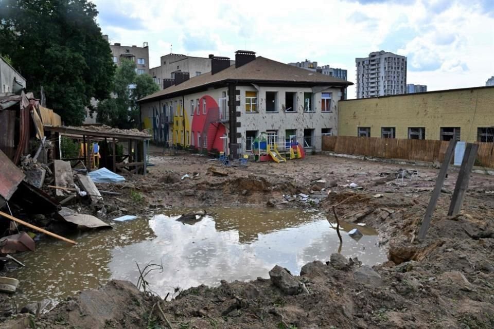 Vista del crater inundado que dejó el impacto de los misiles rusos en un jardín de niños en Kiev.