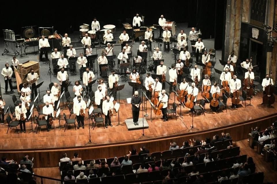 La Orquesta Sinfónica Nacional bajo la dirección de Carlos Miguel Prieto.