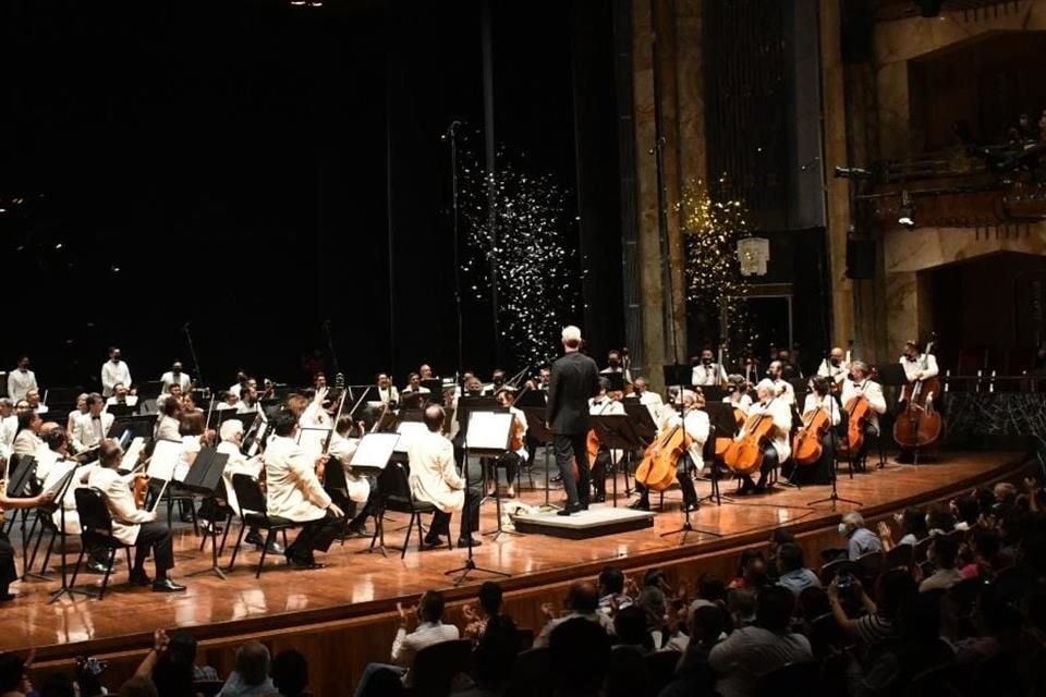 Carlos Miguel Prieto se despidió de la Orquesta Sinfónica de Bellas Artes.