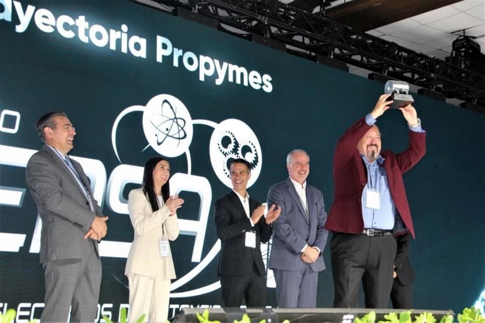 Héctor Sánchez, director de SEPSA levanta el Propyme Ternium Award en la categoría 'Trayectoria Pymes'. También ganó la presea a 'La Pyme del Año'.