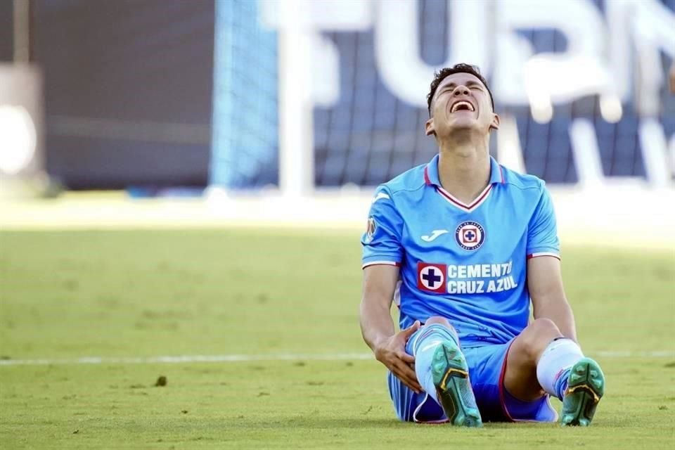 Uriel Antuna tuvo que dejar el partido antes de la primera media hora por una dolencia en la rodilla.