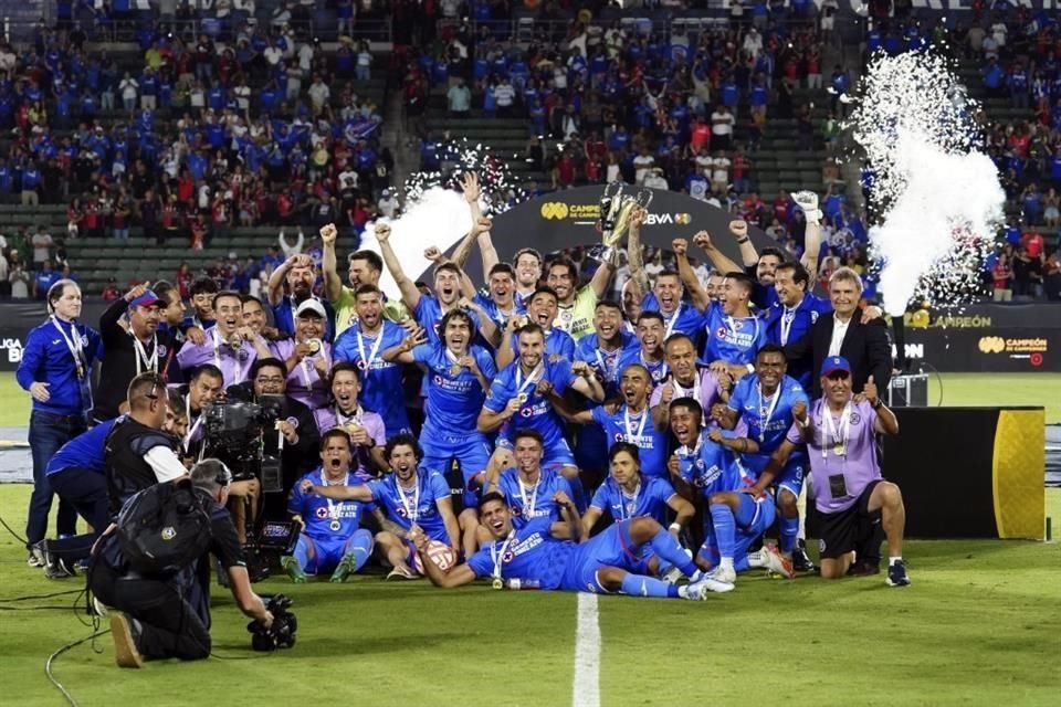 La Máquina celebra con su trofeo de la Supercopa de la Liga MX.