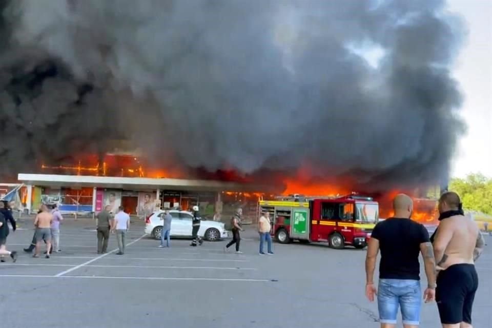 Bomberos y equipos de rescate trabajaban en el lugar para contener el fuego y ayudar a las víctimas.