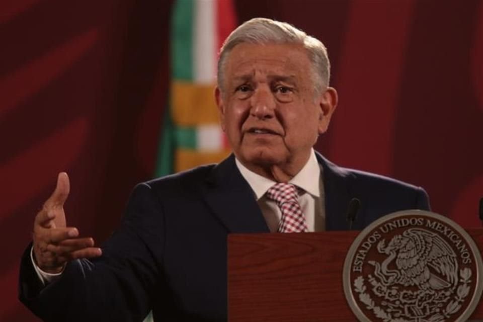 El Presidente en conferencia de prensa.