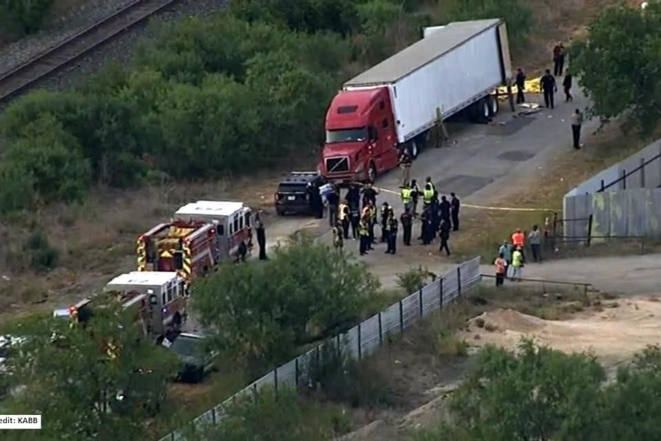 Policías y servicios de emergencia trabajan en la zona del hallazgo del tráiler con 20 personas muertas en el interior.