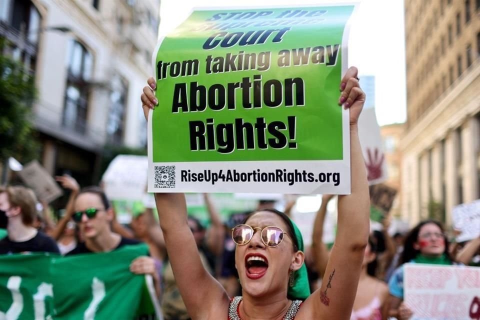 Activistas por el derecho al aborto protestan en Los Ángeles.