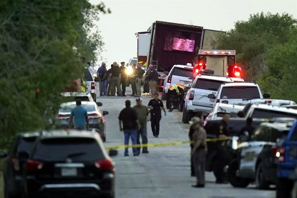 El vehículo, que aparentemente provenía de México y traía placas estadounidenses sobrepuestas, fue dejado al sur de San Antonio, sobre la transitada Carretera Interestatal 35.