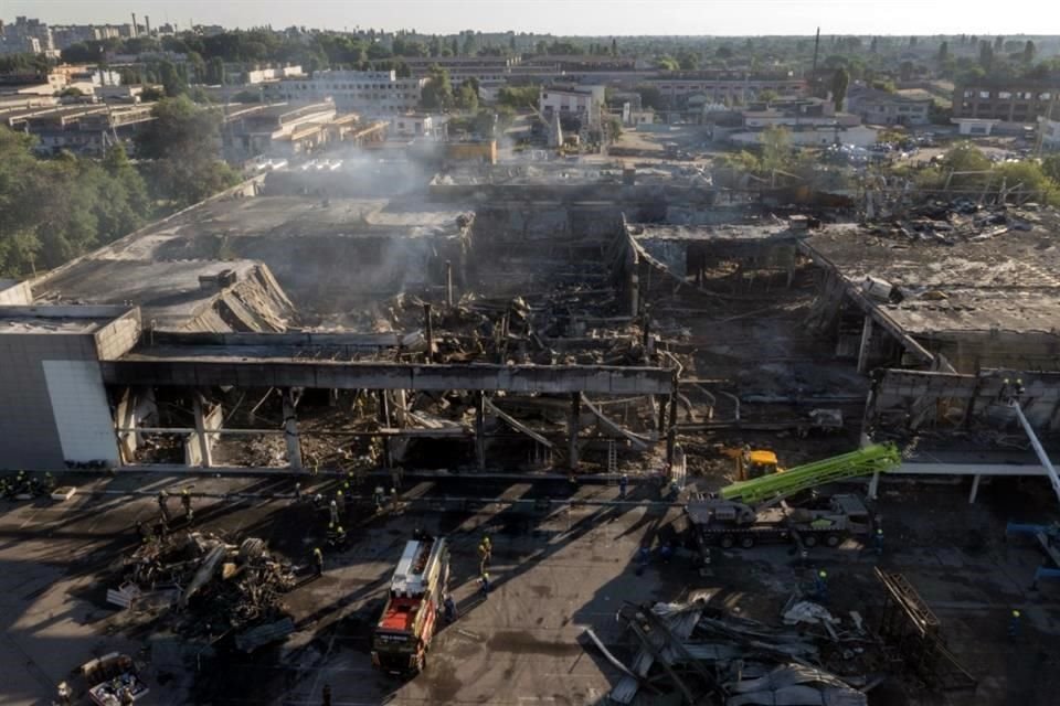 Vista aérea de los restos carbonizados del centro comercial que fue impactado por un misil ruso, en Kremenchuk, Ucrania.