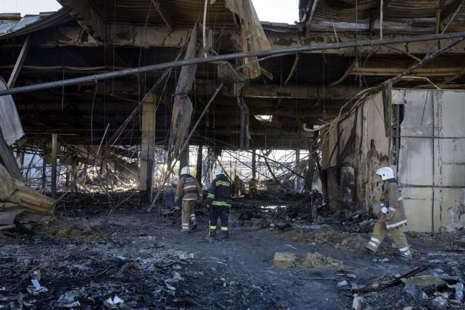 Rescatistas y bomberos trabajan en el centro comercial.