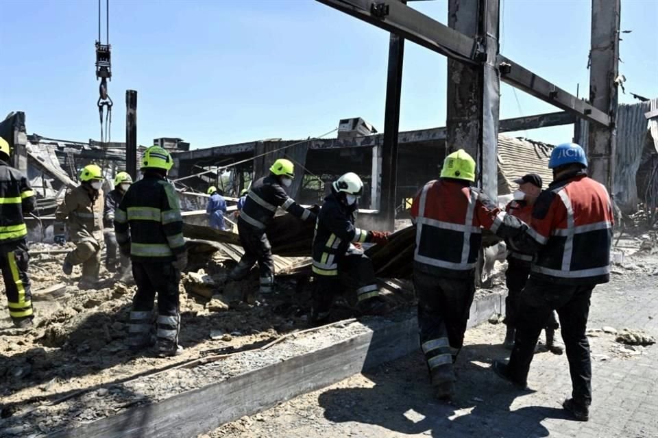 Los rescatistas trabajan en el lugar un día después del ataque.